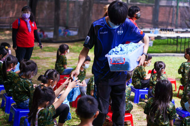 教練群發給大家飛虎帽及護目鏡-（熊麻吉活動團隊）台南傑尼爾富農幼兒園水彈戶外教學成長營