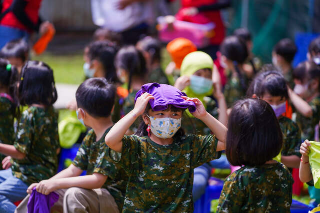 教練群發給大家飛虎帽及護目鏡-（熊麻吉活動團隊）台南傑尼爾富農幼兒園水彈戶外教學成長營