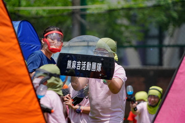 水彈盾牌：水彈對戰冬令營夏令營：一個高雄台南安親班值得信賴的水彈活動團隊