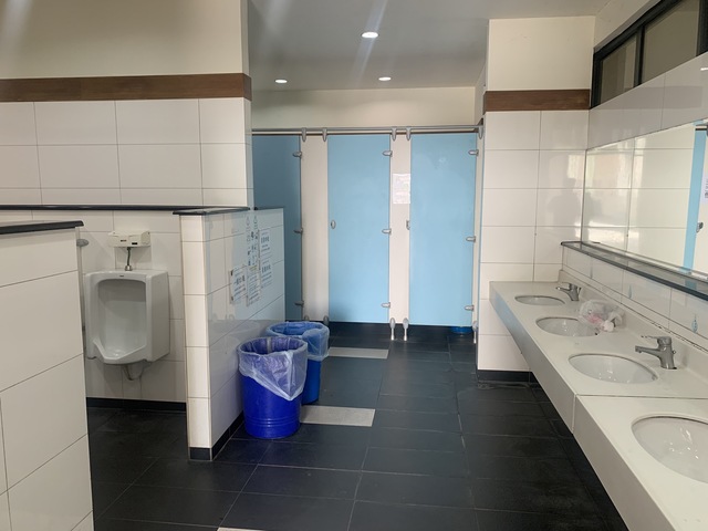 台南應用科技大學運休系男生廁所洗手台