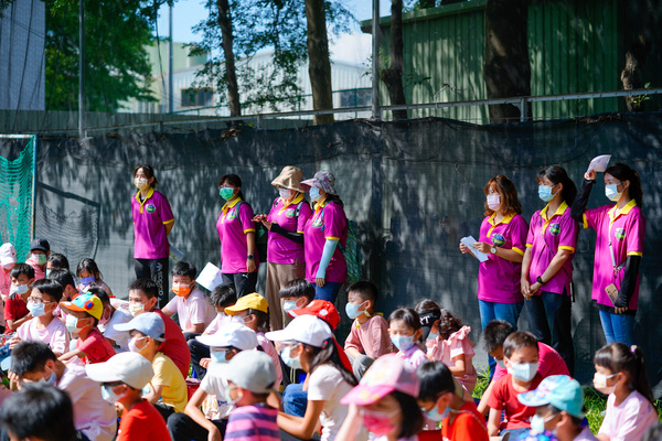 辛苦的老師們站著聽講：南區最安全寬敞水彈平坦草地+高雄台南最優質熊麻吉水彈活動團隊