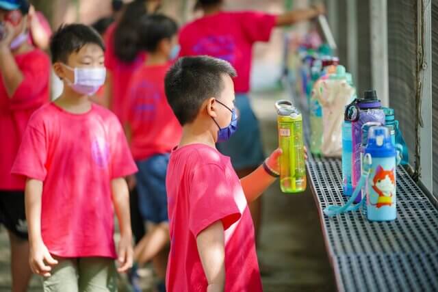 想喝水就能夠隨時取用：台南承豐教育學苑（安親班）歡樂水彈戶外夏令營～台南應用科技大學漆彈場，南區最安全與寬敞水彈場