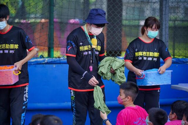 大哥哥及姐姐們主動依照組別發送飛虎帽：台南承豐教育學苑（安親班）歡樂水彈戶外夏令營～高雄台南安親班夏令營（冬令營）值得信賴團隊