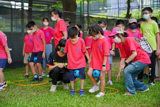 兩人足球接力趣味競賽：台南承豐教育學苑（安親班）歡樂水彈戶外夏令營～高雄台南安親班戶外教學（冬令營）值得信賴團隊～最安全、多元、專業、溫馨優質水彈～熊麻吉活動團隊